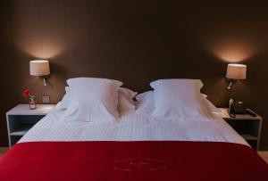 Ένα ή περισσότερα κρεβάτια σε δωμάτιο στο Hotel New Regina