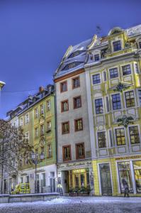 een groot gebouw met geel en wit bij Zum Handtuch in Bautzen