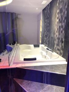 Koupelna v ubytování Assisi Luxury SPA Suite