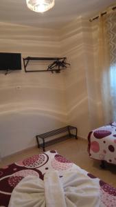 Habitación con 2 camas en una habitación en Hostal Huespedes Toledo, en Madrid