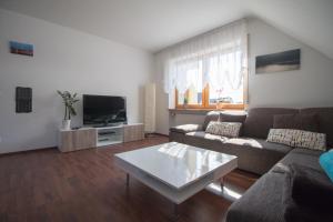 a living room with a couch and a coffee table at Ferienwohnung Weiher - Nähe Nürnberg / Messe in Schwanstetten