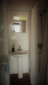 Las ManchasにあるCasa Conradoのバスルーム(洗面台、鏡、窓付)