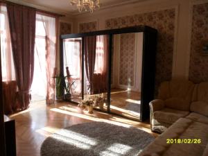 モスクワにあるMoscow Garden View Apartmentのリビングルーム(大きな鏡、ソファ付)