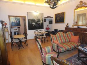 ペルージャにあるホテル モルラッキのリビングルーム(ソファ、椅子、テーブル付)