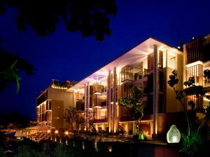un edificio con luces encendidas por la noche en Grand Seminyak - Lifestyle Boutique Bali Resort, en Seminyak