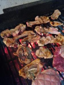 um monte de carne e camarão a cozinhar numa grelha em Hotel Nido delle Rondini em Fallo
