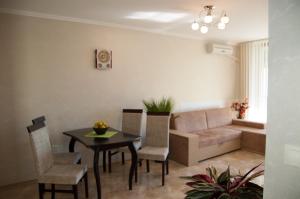 - un salon avec une table et un canapé dans l'établissement Apartment Primorsko, à Primorsko