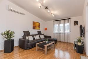 Gallery image of Apartment Natalie Sea View with 3 Bedrooms and everything is air-conditioned in Sali