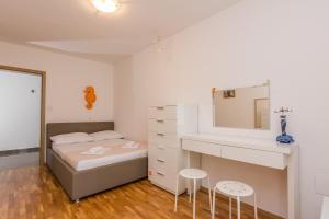 A bed or beds in a room at Apartment Natalie Sea View with 3 Bedrooms and everything is air-conditioned