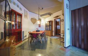 een keuken en eetkamer met een tafel en stoelen bij Villa Rama in Aci Castello