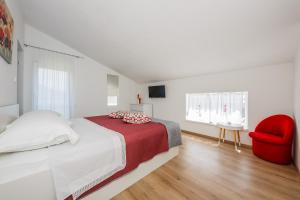 Un pat sau paturi într-o cameră la Villa Toni with 5 bedrooms and heated pool