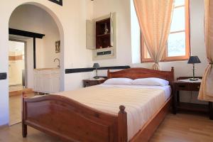 Tempat tidur dalam kamar di Traditional Apartments Alexandra