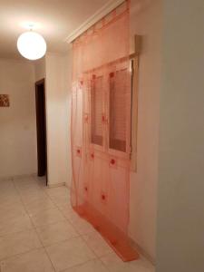ビラガルシーア・デ・アロウサにあるPiso en Villagarcia de Arosaのピンクの壁の窓付きの部屋