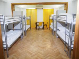 Tempat tidur susun dalam kamar di Sleep Inn Hostel