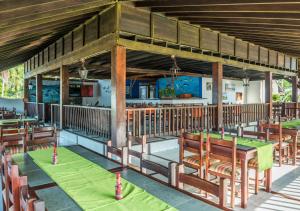 A restaurant or other place to eat at Playa de Oro Lodge