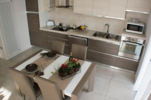 A kitchen or kitchenette at Appartamenti Casa Prandel