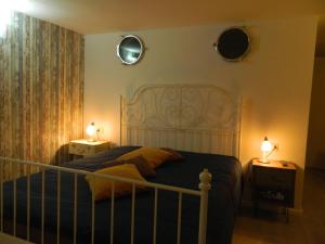 sypialnia z łóżkiem z dwoma światłami na ścianie w obiekcie Appartamento Ninì Short lets w mieście Napoli