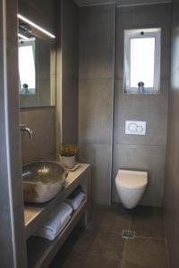 Gallery image of Teatro Deluxe Rooms in Kato Rodini