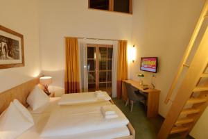 Säng eller sängar i ett rum på Hotel St. Florian - Kaprun