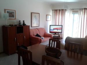 Μια τηλεόραση ή/και κέντρο ψυχαγωγίας στο Apartamento Praia da Falésia