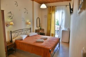 Tempat tidur dalam kamar di Guesthouse Corali