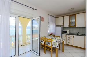 Kuchyňa alebo kuchynka v ubytovaní Apartments Krusica
