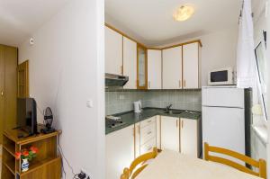 Kuchyňa alebo kuchynka v ubytovaní Apartments Krusica