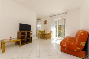 Televízia a/alebo spoločenská miestnosť v ubytovaní Apartments Krusica