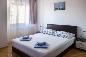 ein Schlafzimmer mit einem Bett mit zwei Handtüchern darauf in der Unterkunft Apartments Marijana in Senj
