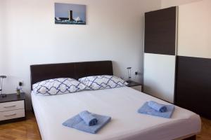 Ein Bett oder Betten in einem Zimmer der Unterkunft Apartments Marijana