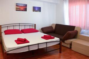 Ein Bett oder Betten in einem Zimmer der Unterkunft Apartments Marijana