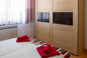 Ein Bett oder Betten in einem Zimmer der Unterkunft Apartments Marijana