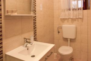 Ein Badezimmer in der Unterkunft Apartments Marijana
