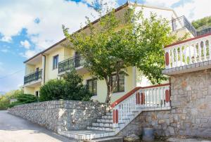 ein Haus mit einer Treppe vor einem Gebäude in der Unterkunft Apartments Marijana in Senj