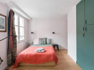 パリにあるWelkeys - douai Apartmentのベッドルーム1室(赤い毛布付きのベッド1台付)