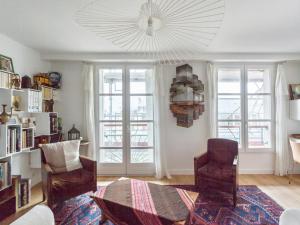 パリにあるWelkeys - douai Apartmentのリビングルーム(テーブル、椅子、窓付)