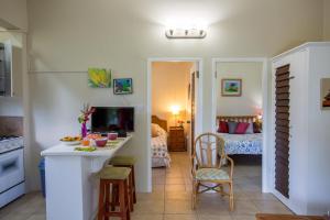 cocina y sala de estar con mesa y sillas en smithy's eco-apartment, en Morne Jaloux Ridge