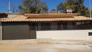 a building with a gate and a roof at Casa temporada centro capitolio MG in Capitólio