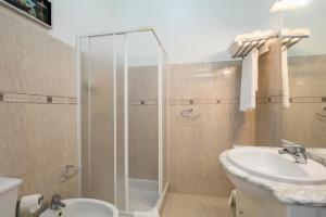 ein Bad mit einer Dusche, einem Waschbecken und einem WC in der Unterkunft À Francos Painting Artist 2 in Porto