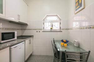 ポルトにあるÀ Francos Painting Artist 2のキッチン(テーブル、椅子、電子レンジ付) +16枚の写真