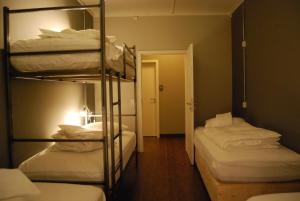 Tehúsið Hostel في ايغلستادير: غرفة بها ثلاثة أسرة بطابقين ومرآة