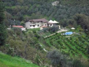 ein Haus an der Seite eines Hügels mit einem Bauernhof in der Unterkunft Agriturismo La Valle Incantata Gerace - in Gerace