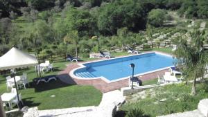 - une piscine dans une cour avec des chaises dans l'établissement Agriturismo La Valle Incantata Gerace -, à Gerace