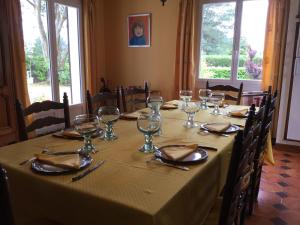 einen Tisch mit Weingläsern und Servietten darauf in der Unterkunft Villa Lucie in Ploemeur