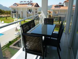 En balkong eller terrasse på Orka Gardens Apartments