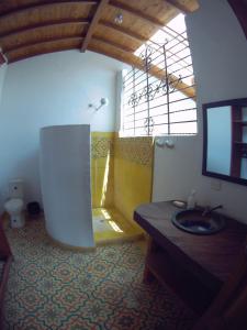 uma casa de banho com um chuveiro e um lavatório. em Casa Republicana en Jericó em Jericó