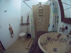 Ett badrum på Casa Republicana en Jericó