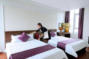 Postel nebo postele na pokoji v ubytování Van Giang Hotel