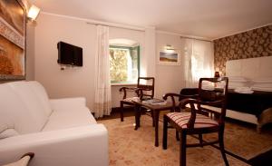 Televízia a/alebo spoločenská miestnosť v ubytovaní Boutique Hotel Vela Vrata