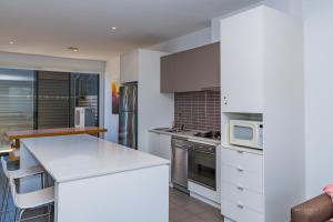 Virtuvė arba virtuvėlė apgyvendinimo įstaigoje 3 Bedroom Townhouse - Poolside - Free Parking